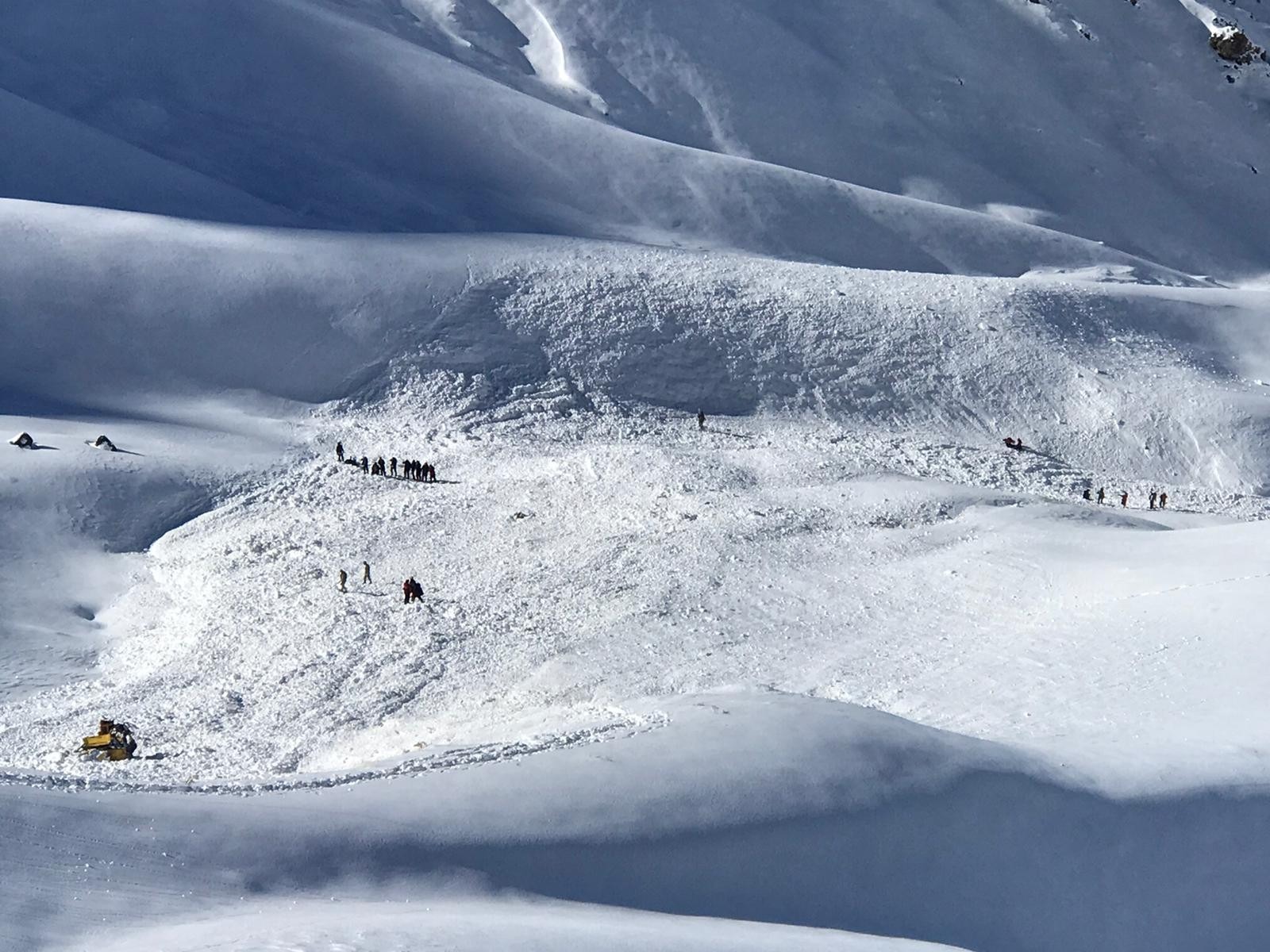 Şemdinli'de çığ altında kalan askerin naaşına ulaşıldı